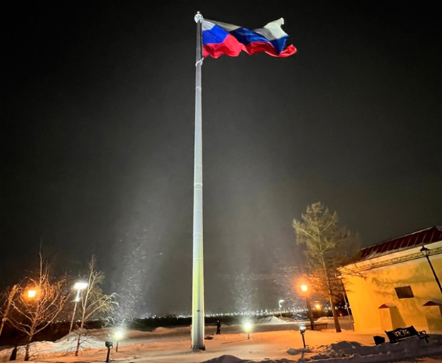 Самый большой флагшток в Омске с подсветкой от IEK GROUP